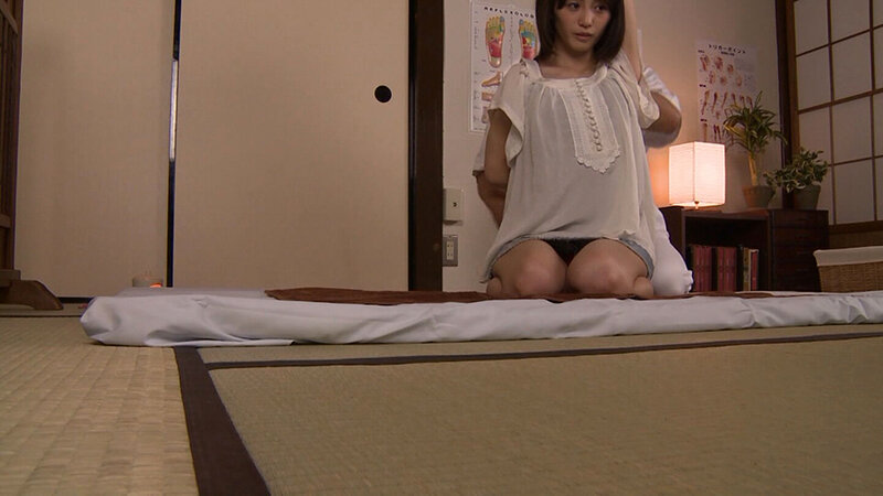 デスクワークで肩凝りが酷い奥様が性体マッサージ店とは知らずに来店！なぜか服を脱がされる事を疑問に思うが時すでに遅し！肉棒を咥えさせられ挿入される！