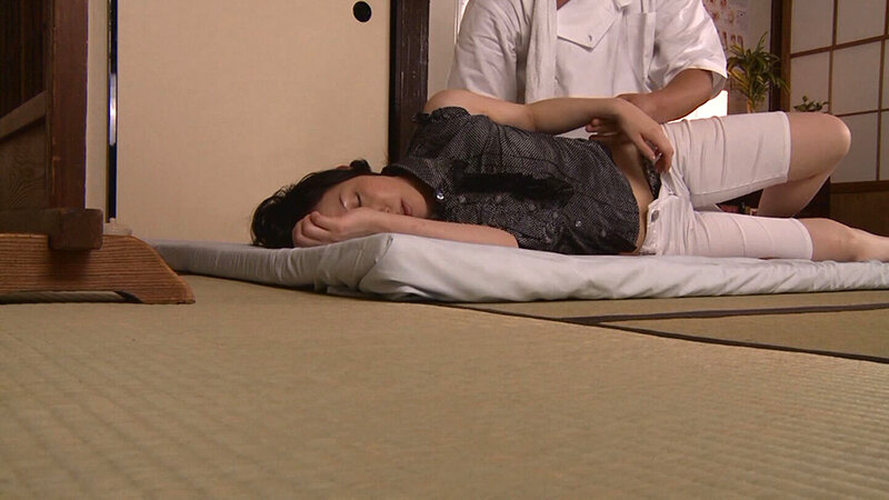 本当にあった人妻性体マッサージ店！最初は肩、腰と攻めていくが、いつの間にか整体師の手は大事なところに？！最後は肉棒を受け止めイキ狂い！