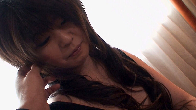 少し押したらイケそうな美人奥様をガチナンパ！言葉では拒みながらも実は期待しちゃっている奥様にボディタッチからの中出しSEX！