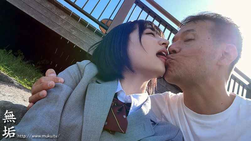 背伸びざかりの制服少女は修学旅行を抜け出してパパ世代おじさんとベロチューデート。そのままホテルに籠って何度も、何度も、中出しセックスでオトナを感じました。 虹村ゆみ