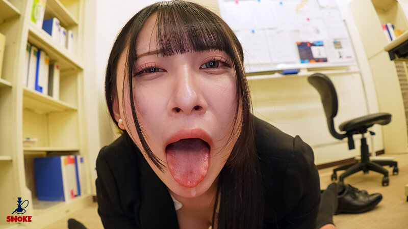 【ごっくんセクハラ】 残業中、2人きりの社内でムラムラ部長の中年精子を毎日飲まされる押しに弱いスレンダー新人部下OL ゆめ莉りか