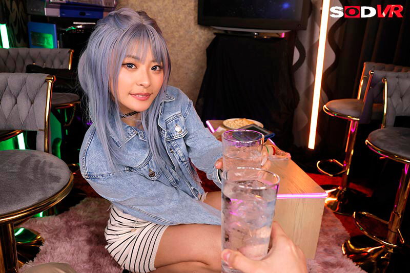 【VR】【8K】ちぃーす!ボイーン!☆離婚してから爆モテ急上昇中☆オッパイでっかいカラオケ同伴バツイチ巨乳ギャルと生中OK密室SEX