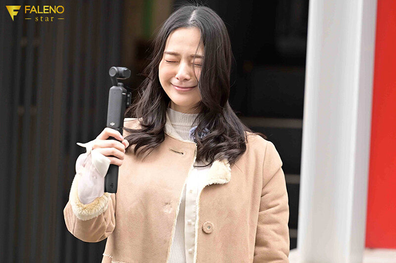 「いまから私とキスしてみませんか?」吉高寧々がいきなり素人さんを逆ナンパ!街中でキス 30 秒で勃起したら合格、さらにお部屋で言葉責め手コキに耐えられたらご褒美SEXあげちゃいます。 吉高寧々