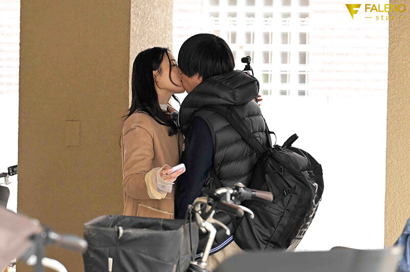 「いまから私とキスしてみませんか?」吉高寧々がいきなり素人さんを逆ナンパ!街中でキス 30 秒で勃起したら合格、さらにお部屋で言葉責め手コキに耐えられたらご褒美SEXあげちゃいます。 吉高寧々