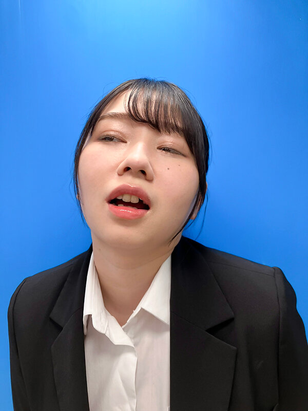 ここで撮影した写真を貼れば絶対合格するというピストンバイブ証明写真ボックス2リクルートスーツの女子大生がどんなに突かれても笑顔をキープ来訪者K.Hさん