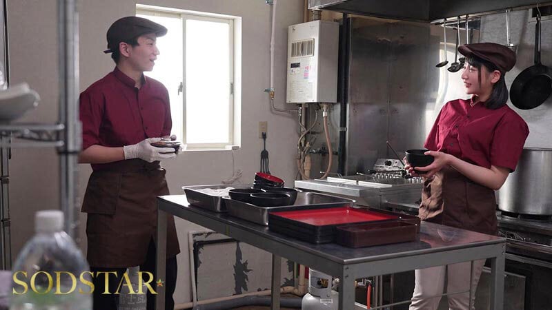 隠れ極上エロボディの牛丼チェーン店で働くパート主婦が学生バイトと避妊具なしでネチョベロ不倫中出しSEX 夏目響