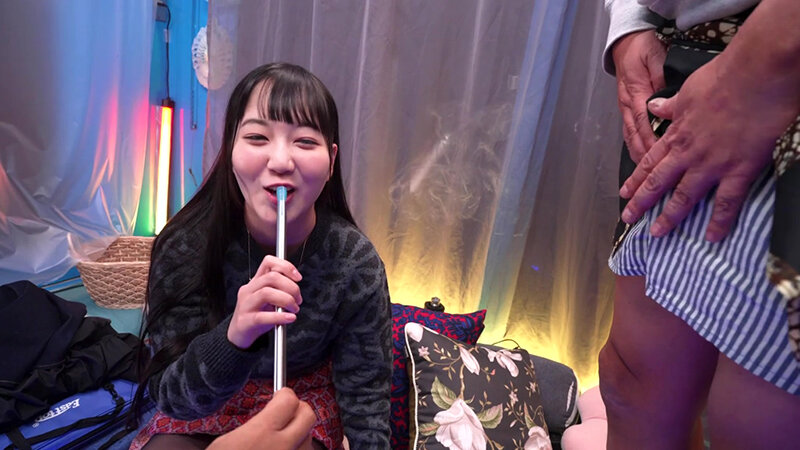 初めての移動式シーシャBar体験!興奮剤入りフレーバーで大胆になった男女が勃起したデカチンとおま〇こを擦り合わせたら素人娘は親友とSEXしてしまうのか?撮って出しマジックミラー号~まや&けんじ編~ 葵井みずほ
