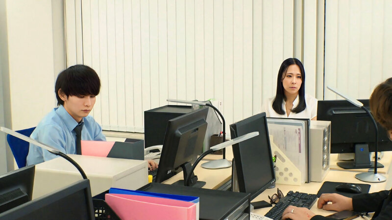 人妻おばさん女上司は毎日が発情期!部下との熱いオフィス情事!山本かをり