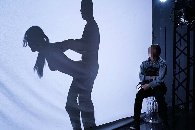 一般男女モニタリングAV ラブラブカップル限定 影絵に挑戦！ドキドキ寝取られシルエットクイズ！4 布越しに彼氏に見られているのに女子大生がデカチンSEXで生中出し！