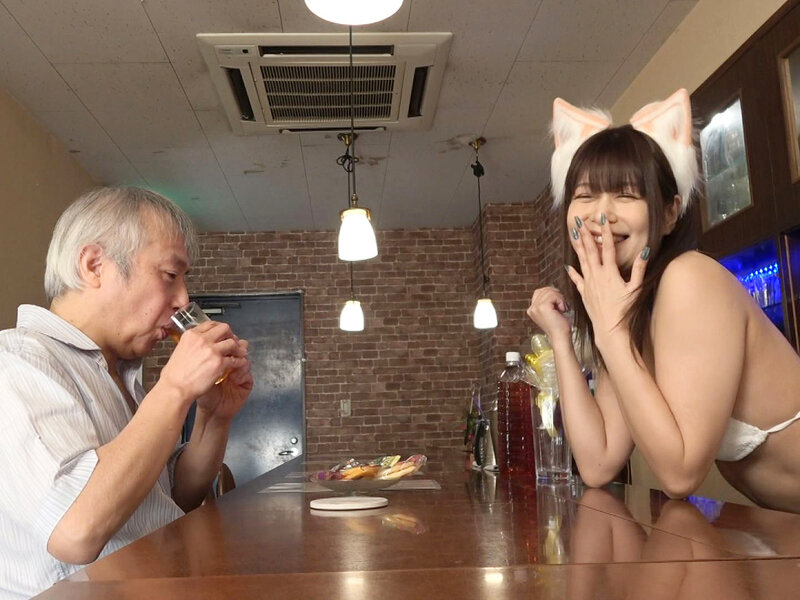 第1回みんな乳首とナマが好き!!紺野ひかるが生贄M男をひたすら乳首こねくり&射精チ○ポをお掃除おマ○コしちゃうナマ痴女ガールズバー 紺野ひかる