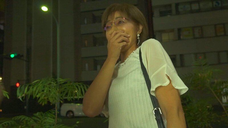 背中がとっても敏感な奥様はナンパされてついてきちゃった、まだイキたくないもっと気持ち良くして！自ら腰を振りイキまくる