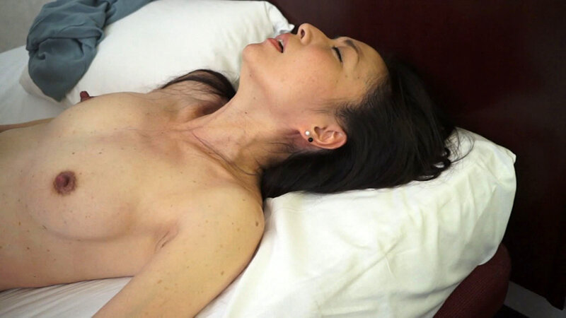 キスして驚愕の事実発覚！舐められたら気持ちよさそうな長い舌！これはキスももちろんですが、フェラ体験は期待大！