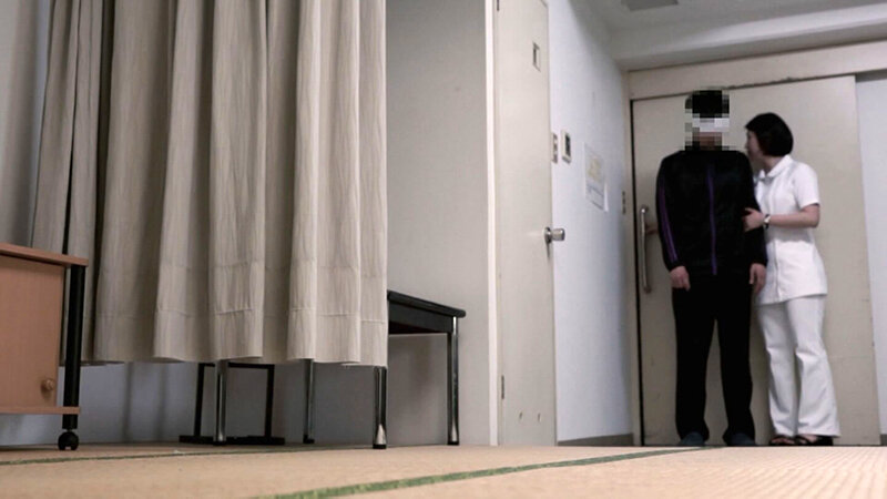 熟女看護師夜勤の秘め事。「今日もう一人の看護師休みなの…」