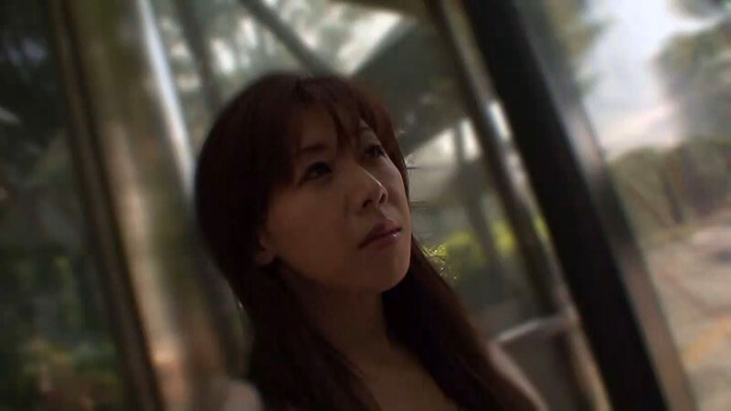 イケナイと分かっていても止められない男遊び…。少し胸元があいた衣装と網タイツでナンパ待ち!今日も一期一会の中出しSEX!