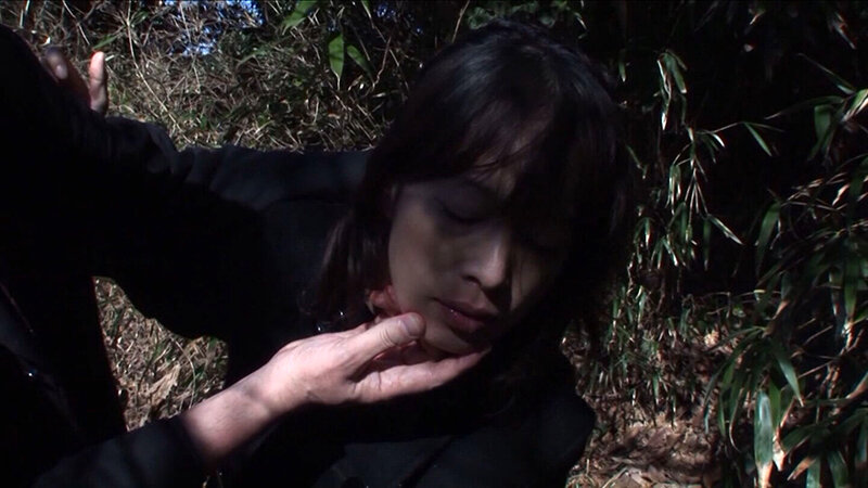 人目をはばかる草むらで頭を抑え込まれてイラマチオ！三十路人妻の喉奥に口内射精！