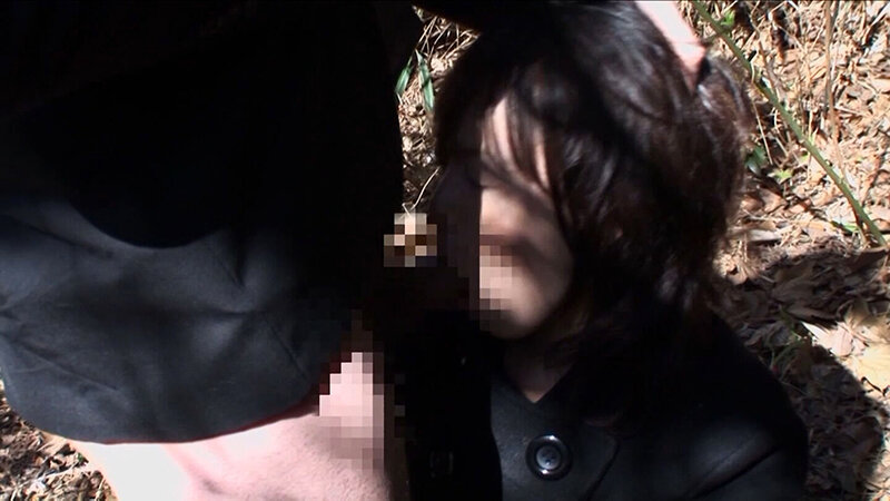 人目をはばかる草むらで頭を抑え込まれてイラマチオ！三十路人妻の喉奥に口内射精！