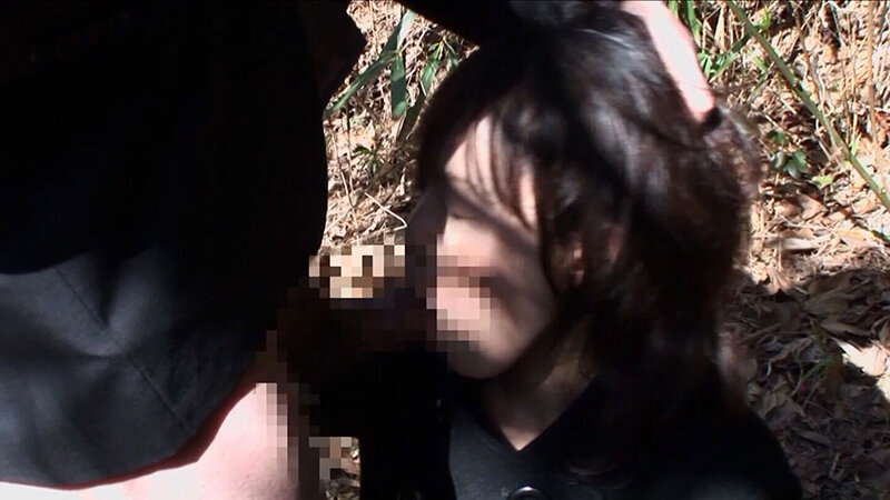 人目をはばかる草むらで頭を抑え込まれてイラマチオ！三十路人妻の喉奥に口内射精！