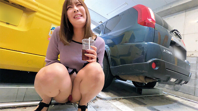人生初の羞恥プレイでまさかのエロスイッチオン！素人美少女とリモコンバイブお散歩人混みの中ビクビク震えてイキまくってしまう女子たち！くるみさんあゆみさん