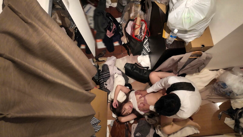 我慢できない…玄関セックス 扉一枚隔てた向こうは外。バリキャリOLの汚部屋でNGR 一条みお
