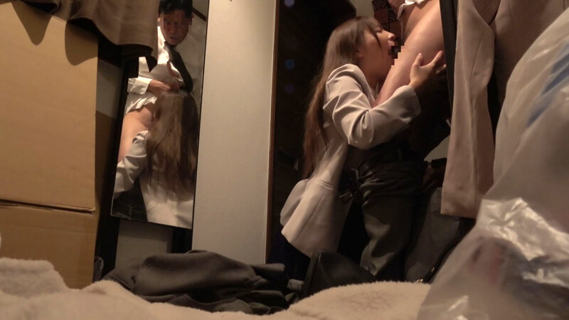 我慢できない…玄関セックス 扉一枚隔てた向こうは外。バリキャリOLの汚部屋でNGR 一条みお