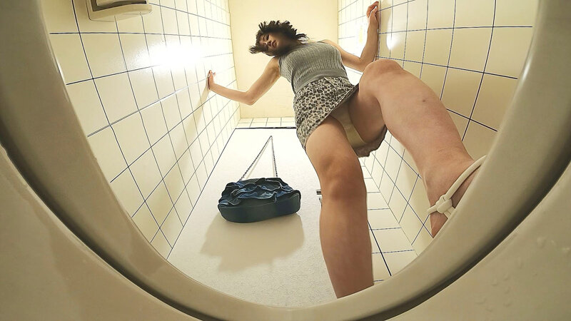 女子トイレ覗き迫力の放尿と生々しいオナニー ＃7