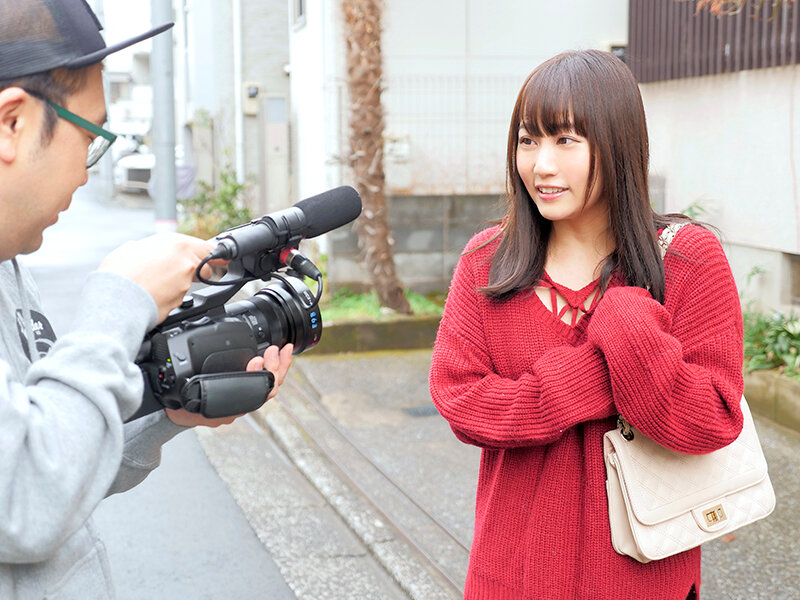 池袋で見つけた心優しい働くお姉さん 童貞くんのオナニーのお手伝いのつもりがセックス練習ってことで素股していてヌルっと入って筆おろし!? 篠宮ゆり