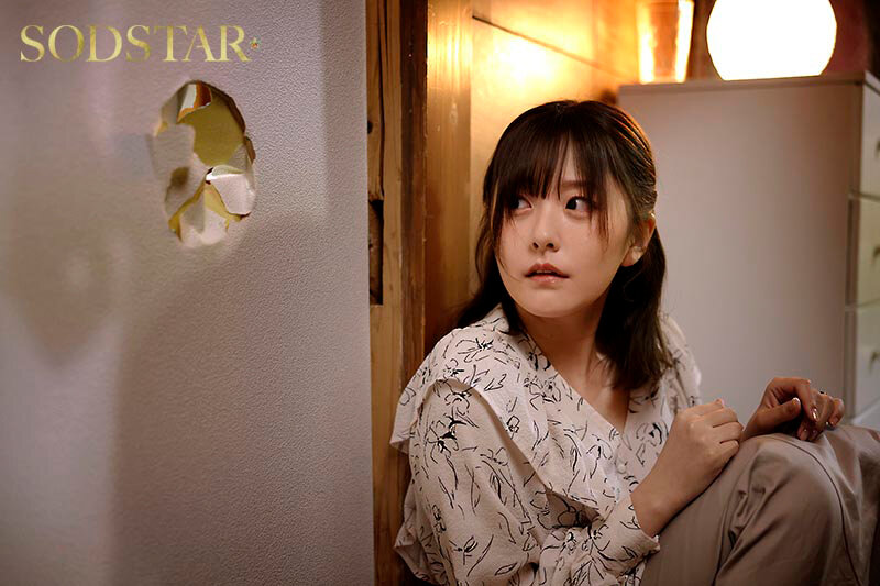 僕の住むアパートの隣室の美人妻は欲求不満だった。夫婦喧嘩で空いた直径10cmの壁穴越しに立ちバックで膣奥を突きまくった密かな不倫関係5日間。 青空ひかり