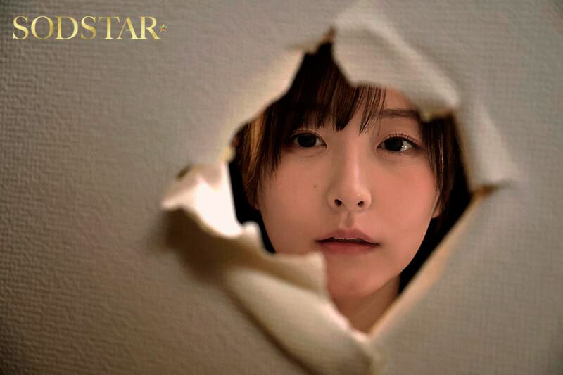 僕の住むアパートの隣室の美人妻は欲求不満だった。夫婦喧嘩で空いた直径10cmの壁穴越しに立ちバックで膣奥を突きまくった密かな不倫関係5日間。 青空ひかり