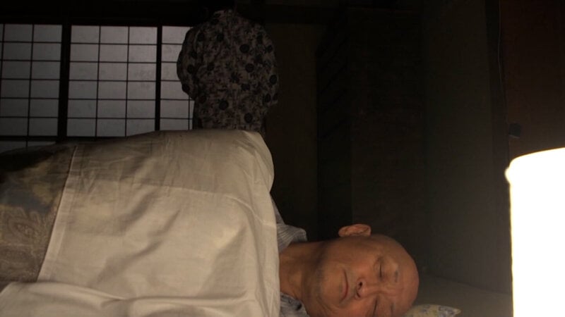 夫に相手にされず人参でオナニー！満たされない性欲は長男へと向けられる…淫乱熟母！