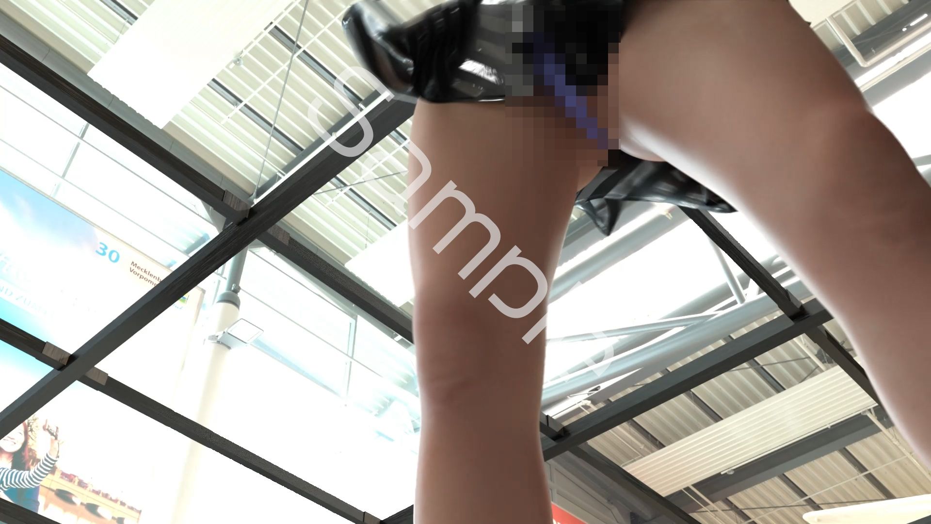 女子アナになった二階堂沙耶・早朝のニュース番組の冒頭でミニスカートでダンスすることを業務命令で強要される・ダンスVer.2:Vol.04『ただの話題作りとのことで電源OFF（のはず）のカメラが4台、ローアングルから彼女のスカート内を覗き込むように設置されている:PV04_紫Tバックパンティで扇風機風チラ』